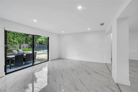 Casa en venta en Miami, Florida, 4 dormitorios, 178.56 m2 № 1982328 - foto 24