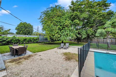 Casa en venta en Miami, Florida, 4 dormitorios, 178.56 m2 № 1982328 - foto 12