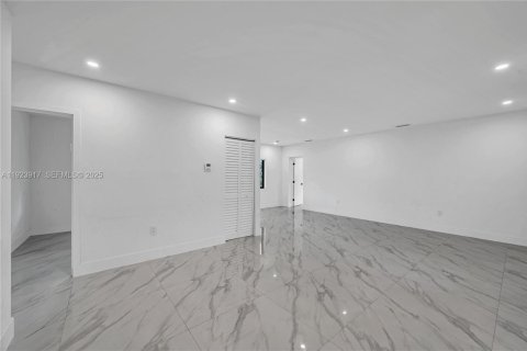 Casa en venta en Miami, Florida, 4 dormitorios, 178.56 m2 № 1982328 - foto 22