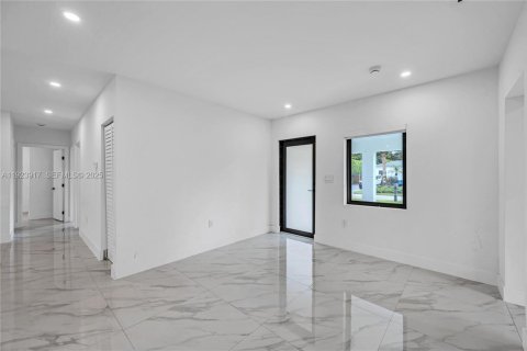 Casa en venta en Miami, Florida, 4 dormitorios, 178.56 m2 № 1982328 - foto 19