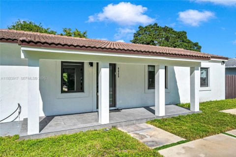 Casa en venta en Miami, Florida, 4 dormitorios, 178.56 m2 № 1982328 - foto 6