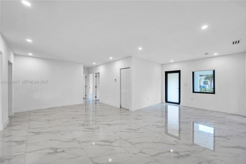 Casa en venta en Miami, Florida, 4 dormitorios, 178.56 m2 № 1982328 - foto 18