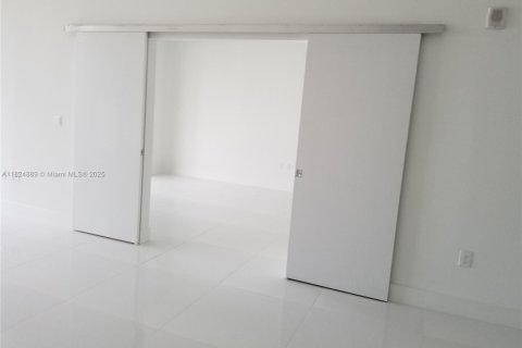 Condo in Miami, Florida, 1 bedroom  № 1926747 - photo 2