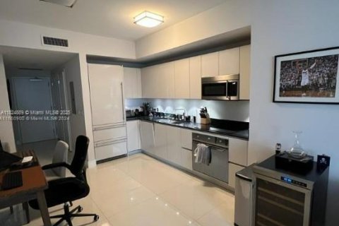 Condo in Miami, Florida, 1 bedroom  № 1926747 - photo 3