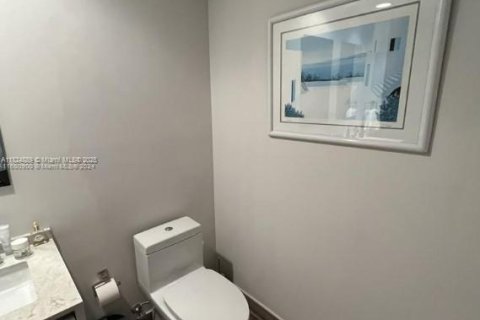 Condo in Miami, Florida, 1 bedroom  № 1926747 - photo 7