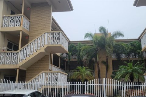 Studio in the Condo in Hollywood, Florida  № 2036886