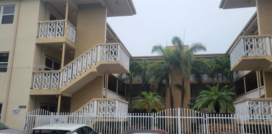 Studio in the Condo in Hollywood, Florida № 2036886