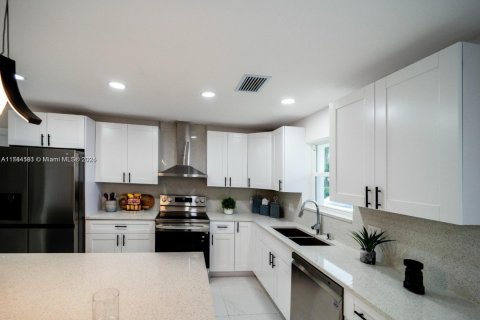 House in Plantation, Florida 3 bedrooms, 175.4 sq.m. № 1935954 - photo 7