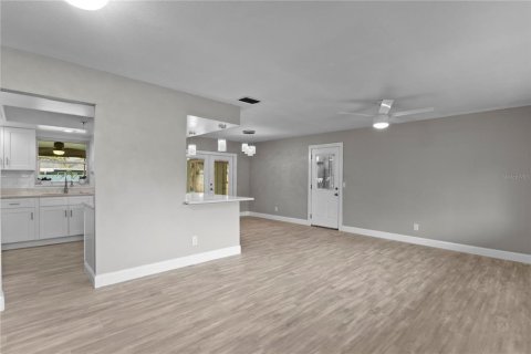 House in Tampa, Florida 4 bedrooms, 217.3 sq.m. № 1918529 - photo 4
