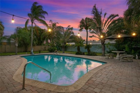House in Tampa, Florida 4 bedrooms, 217.3 sq.m. № 1918529 - photo 2