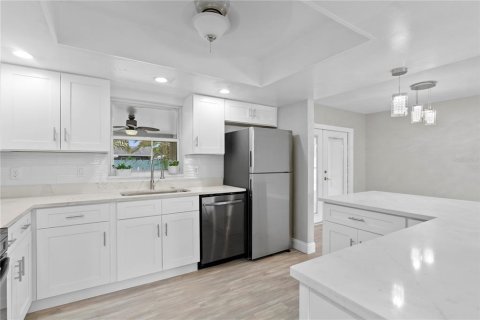 House in Tampa, Florida 4 bedrooms, 217.3 sq.m. № 1918529 - photo 13