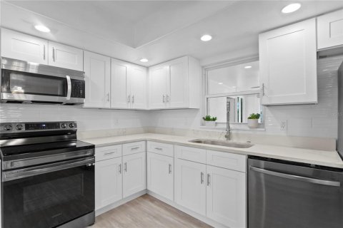 House in Tampa, Florida 4 bedrooms, 217.3 sq.m. № 1918529 - photo 11