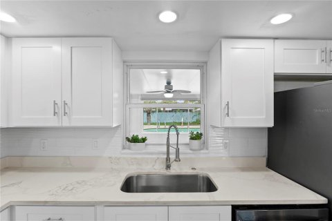 House in Tampa, Florida 4 bedrooms, 217.3 sq.m. № 1918529 - photo 14