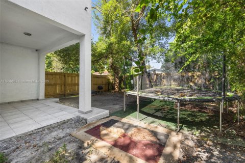 Commercial property in Miami, Florida 227.98 sq.m. № 1970275 - photo 22