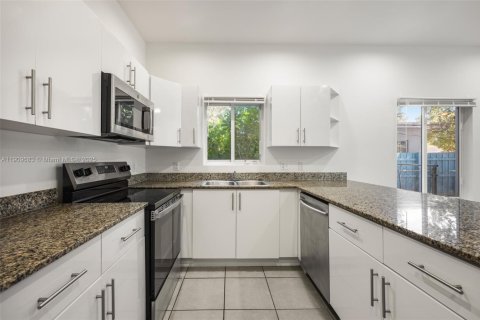 Commercial property in Miami, Florida 227.98 sq.m. № 1970275 - photo 11