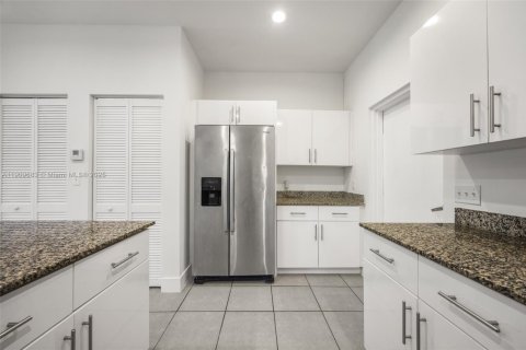 Commercial property in Miami, Florida 227.98 sq.m. № 1970275 - photo 12