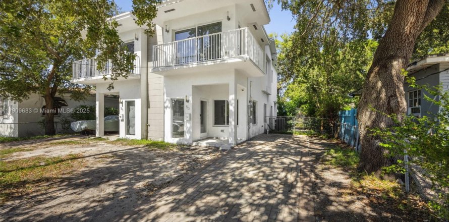 Commercial property in Miami, Florida 227.98 sq.m. № 1970275