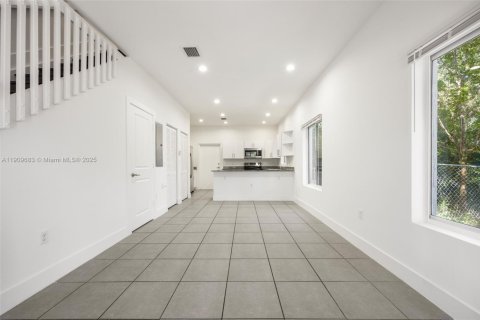 Commercial property in Miami, Florida 227.98 sq.m. № 1970275 - photo 8