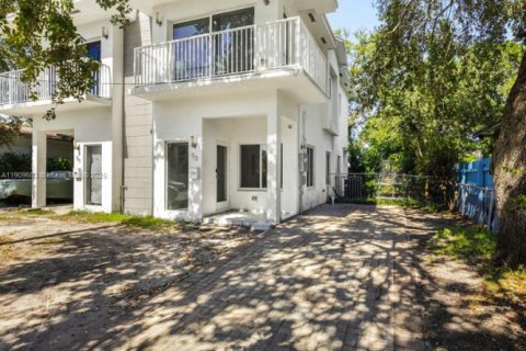 Commercial property in Miami, Florida 227.98 sq.m. № 1970275 - photo 2