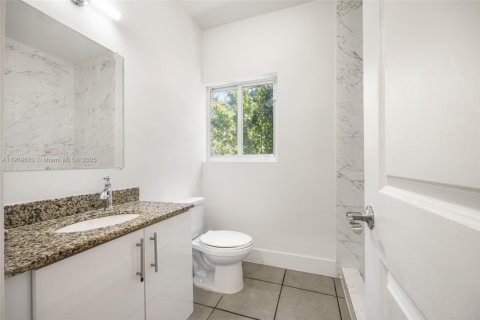 Commercial property in Miami, Florida 227.98 sq.m. № 1970275 - photo 17