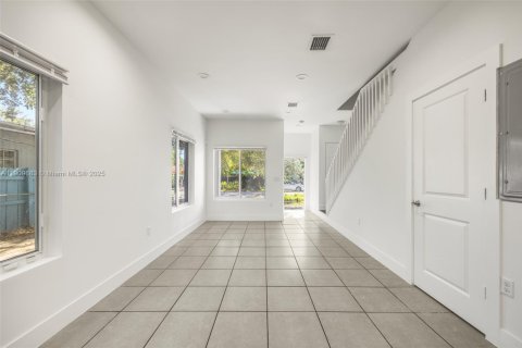 Commercial property in Miami, Florida 227.98 sq.m. № 1970275 - photo 9