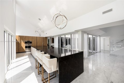 House in Hallandale Beach, Florida 5 bedrooms, 383.31 sq.m. № 1868448 - photo 14