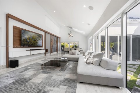 House in Hallandale Beach, Florida 5 bedrooms, 383.31 sq.m. № 1868448 - photo 17