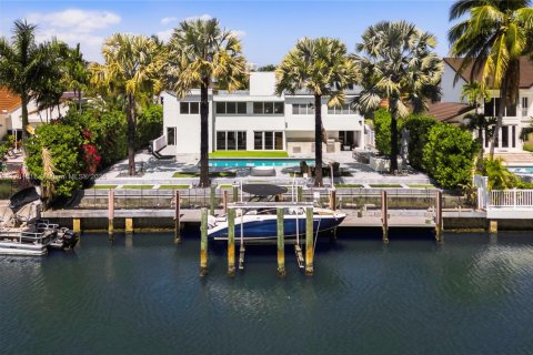 House in Hallandale Beach, Florida 5 bedrooms, 383.31 sq.m. № 1868448 - photo 2
