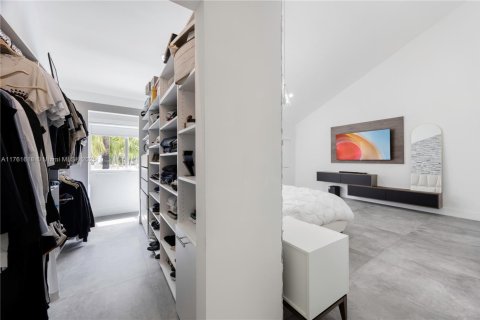 House in Hallandale Beach, Florida 5 bedrooms, 383.31 sq.m. № 1868448 - photo 24