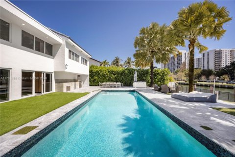 House in Hallandale Beach, Florida 5 bedrooms, 383.31 sq.m. № 1868448 - photo 9