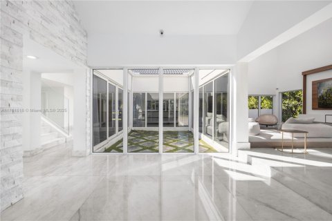 House in Hallandale Beach, Florida 5 bedrooms, 383.31 sq.m. № 1868448 - photo 12