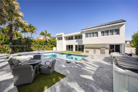 House in Hallandale Beach, Florida 5 bedrooms, 383.31 sq.m. № 1868448 - photo 10