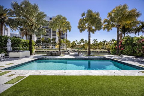 House in Hallandale Beach, Florida 5 bedrooms, 383.31 sq.m. № 1868448 - photo 8