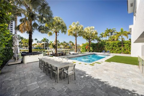 House in Hallandale Beach, Florida 5 bedrooms, 383.31 sq.m. № 1868448 - photo 6