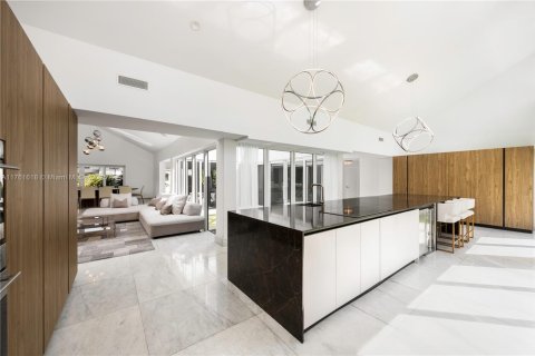 House in Hallandale Beach, Florida 5 bedrooms, 383.31 sq.m. № 1868448 - photo 15