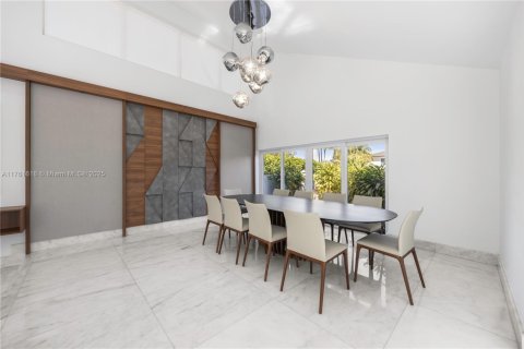 House in Hallandale Beach, Florida 5 bedrooms, 383.31 sq.m. № 1868448 - photo 19