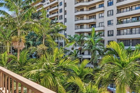 Condo in Key Biscayne, Florida, 2 bedrooms  № 2025030 - photo 27