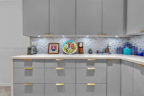 Condo in Key Biscayne, Florida, 2 bedrooms  № 2025030 - photo 18