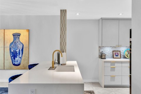 Condo in Key Biscayne, Florida, 2 bedrooms  № 2025030 - photo 6