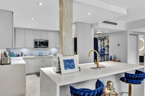 Condo in Key Biscayne, Florida, 2 bedrooms  № 2025030 - photo 12