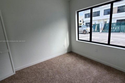 Townhouse in Homestead, Florida 4 bedrooms, 200.02 sq.m. № 1944548 - photo 3