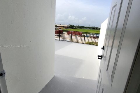 Townhouse in Homestead, Florida 4 bedrooms, 200.02 sq.m. № 1944548 - photo 20