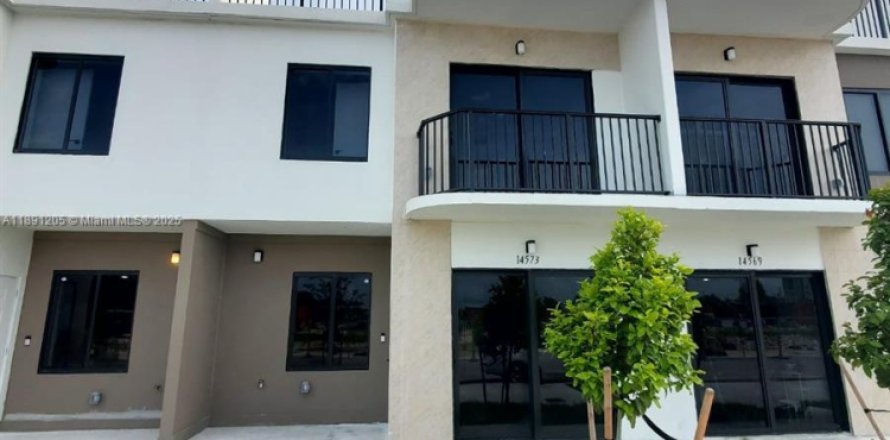 Townhouse in Homestead, Florida 4 bedrooms, 200.02 sq.m. № 1944548
