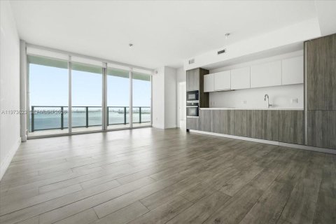 Condo in Miami, Florida, 2 bedrooms  № 2033512 - photo 13