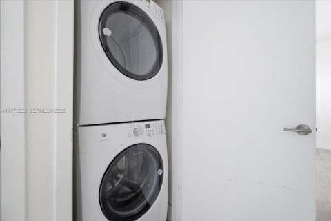 Condo in Miami, Florida, 2 bedrooms  № 2033512 - photo 23