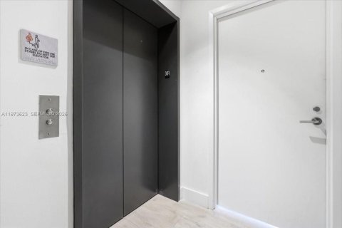 Condo in Miami, Florida, 2 bedrooms  № 2033512 - photo 12
