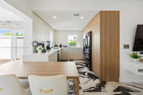 Casa en alquiler en Miami Beach, Florida, 3 dormitorios, 185.8 m2 № 1949618 - foto 3