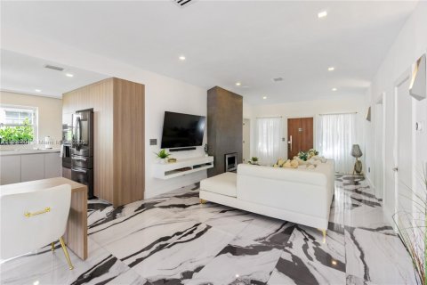 Casa en alquiler en Miami Beach, Florida, 3 dormitorios, 185.8 m2 № 1949618 - foto 2