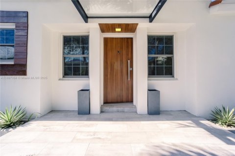 Casa en alquiler en Miami Beach, Florida, 3 dormitorios, 185.8 m2 № 1949618 - foto 1