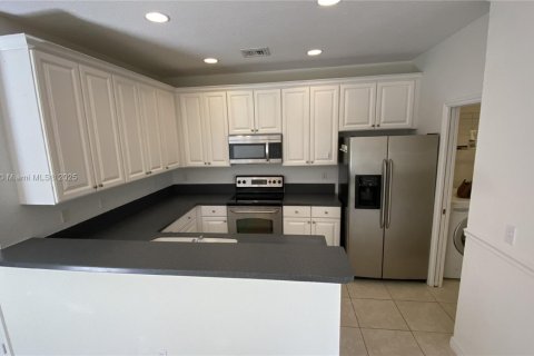 House in Port St. Lucie, Florida 4 bedrooms, 200.67 sq.m. № 1842525 - photo 2